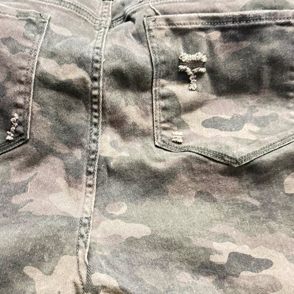 No Boundaries Mid Rise Distressed Camo Shorts Size 21